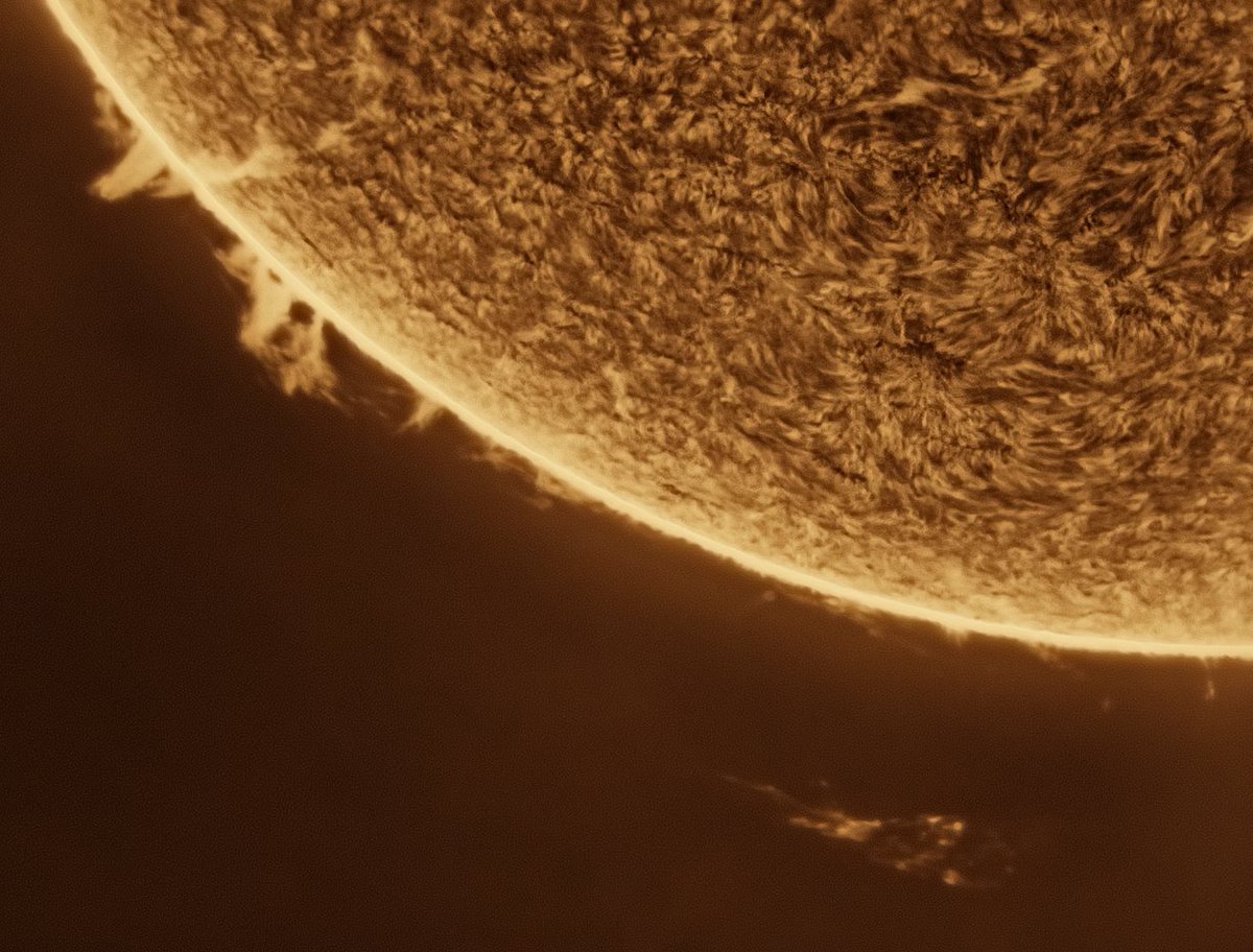 MBerto7's tweet image. Prominencia eruptiva a primera hora de la mañana (limbo oeste). El Sol estaba apenas a 12 grados sobre el horizonte.
En el otro limbo se producía otra erupción (4a imagen)

Long Perng 80 f6.25
Daystar Quark chromosphere 
P One Apollo-M Mini
P One ERF S-Series
Svbony UV IR cut