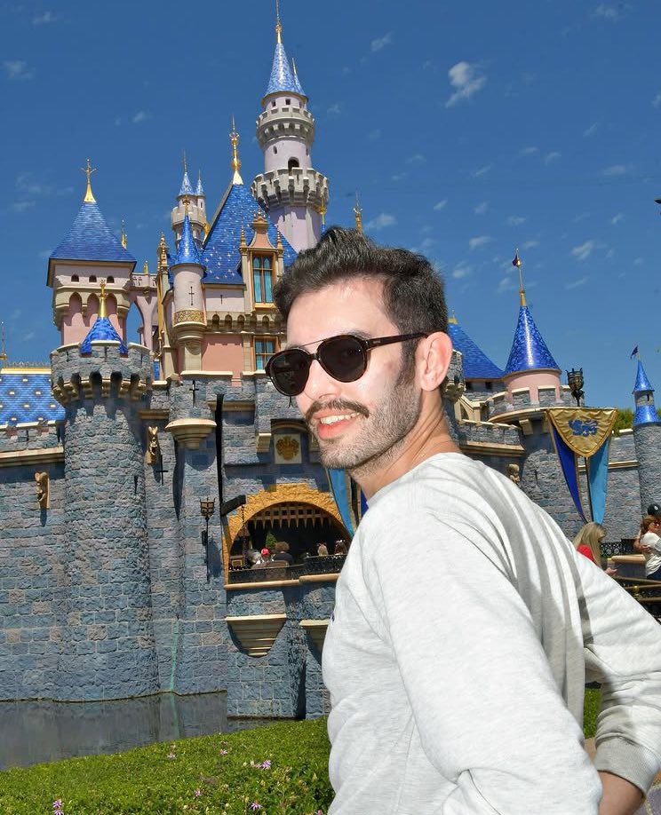 ¡NEW EPISODE! 🎙️#36 Disneyland California 🏄‍♂️ [con <a href="/GuilleLEP/">Guillermo</a>] donde todo comenzó con Mickey Mouse 🐭 y ahora brilla por una Reina Malvada 👑 // Saltamos el charco a la costa este donde comenzó todo con el Disneyland madre. Un programa agitado y mezclado 🍸 linktr.ee/pesadillaenelp…