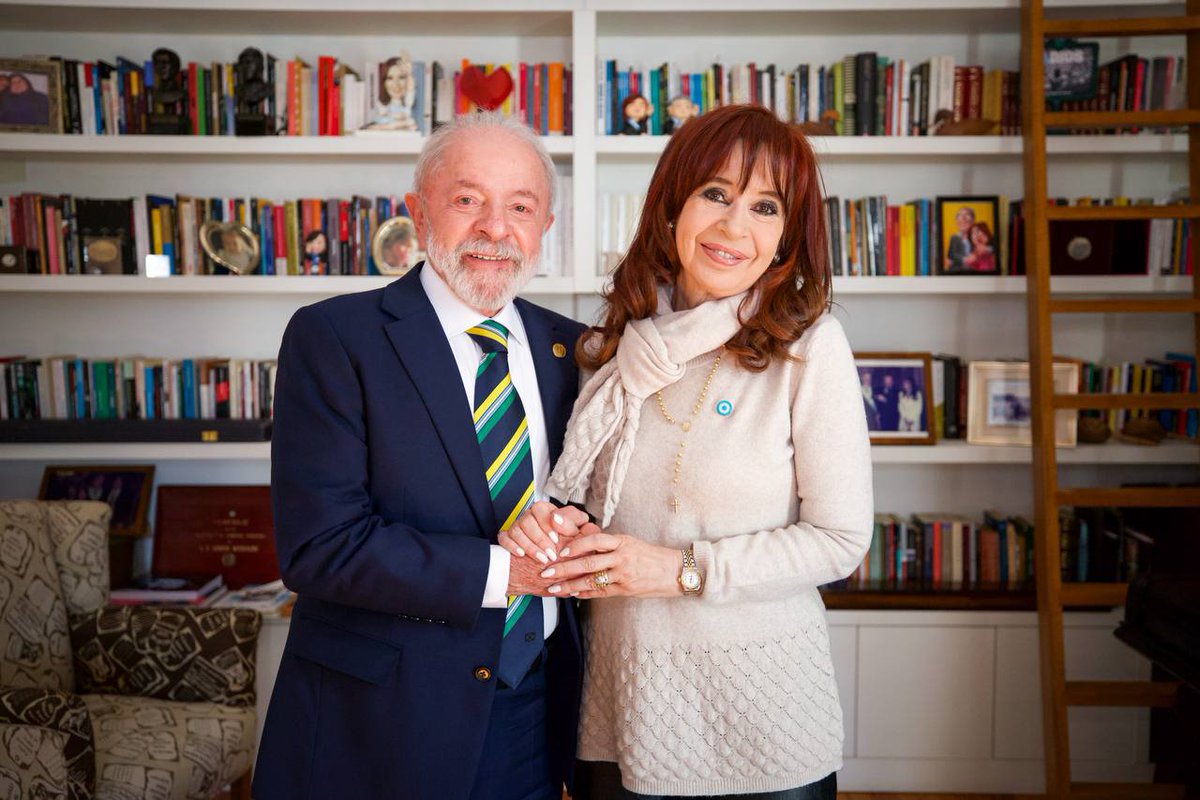 CFKArgentina's tweet image. MISERIA PLANIFICADA Y TERRORISMO DE ESTADO DE BAJA INTENSIDAD.
HOY RECIBIMOS AL COMPAÑERO @LulaOficial en mi casa, donde estoy bajo detención domiciliaria por decisión de un Poder Judicial que hace tiempo dejó de disimular su subordinación política y se convirtió en un partido…