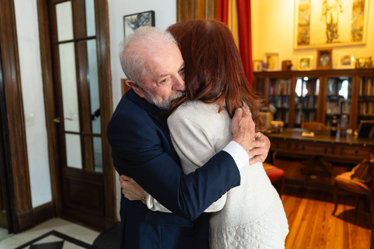 CFKArgentina's tweet image. MISERIA PLANIFICADA Y TERRORISMO DE ESTADO DE BAJA INTENSIDAD.
HOY RECIBIMOS AL COMPAÑERO @LulaOficial en mi casa, donde estoy bajo detención domiciliaria por decisión de un Poder Judicial que hace tiempo dejó de disimular su subordinación política y se convirtió en un partido…