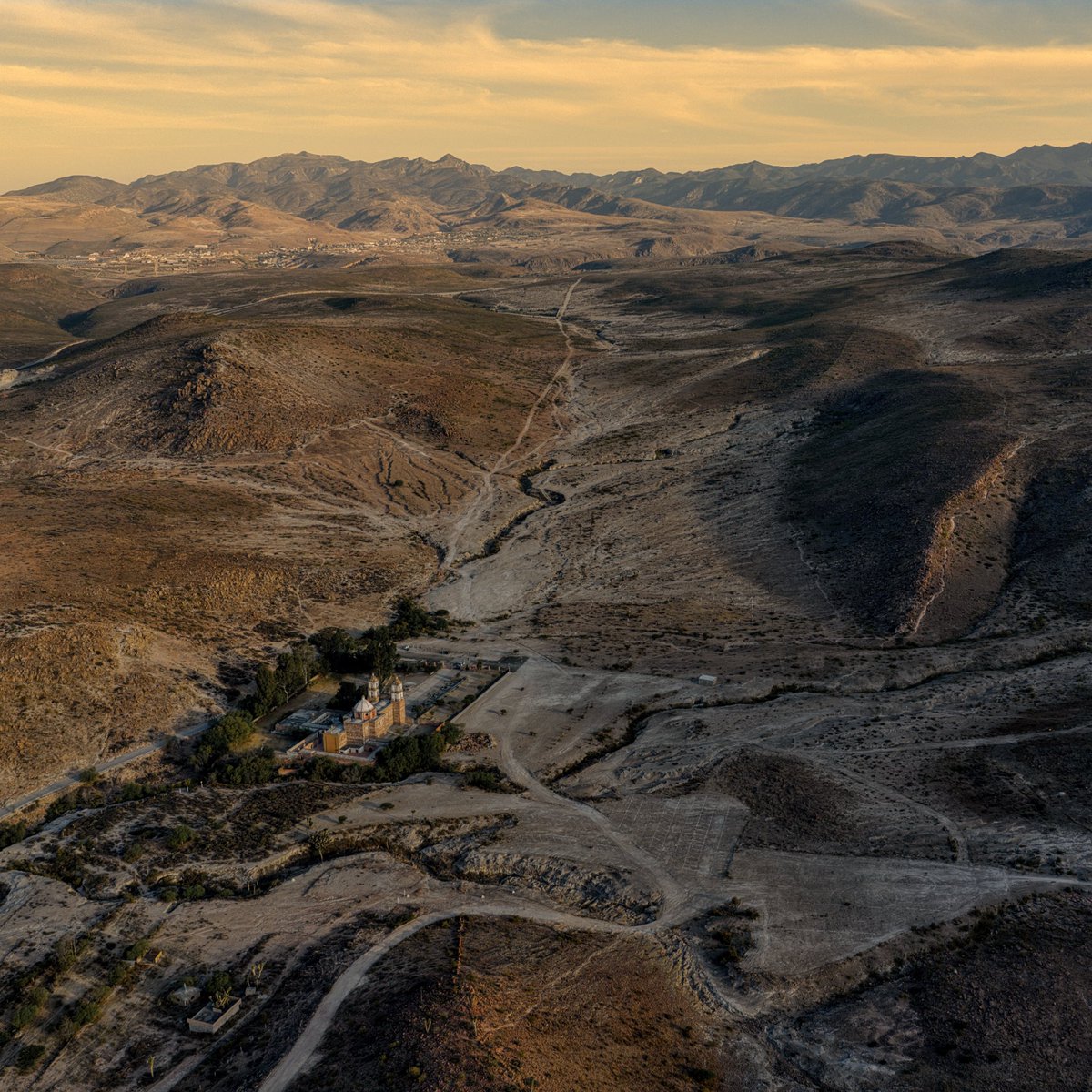 A 20 minutos de la capital potosina se encuentra este místico y muy fotogénico lugar llamado El Santuatio del Desierto. Está foto la saqué con un dron Mavic 4 Pro. #SanLuisPotosí #dron
