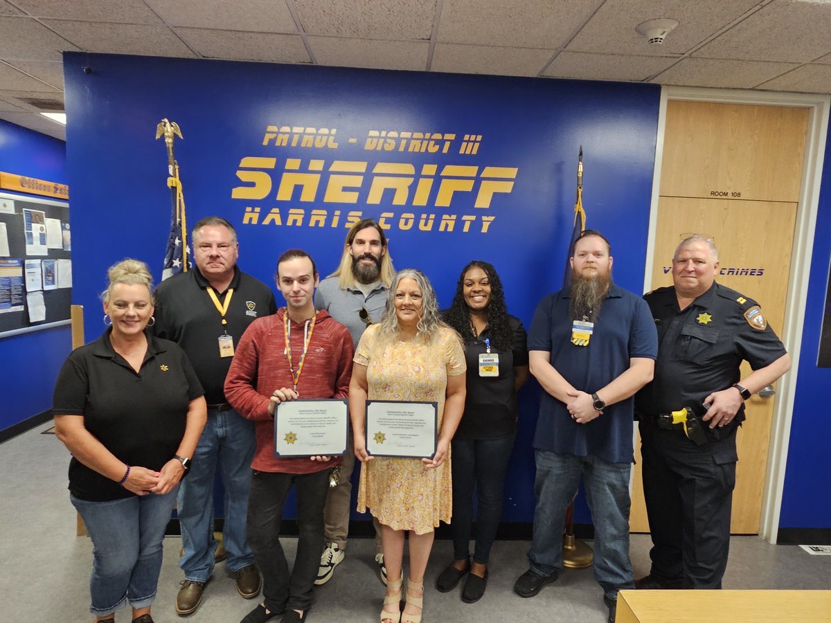 HCSO_D3Patrol's tweet image. This week we recognized two @Walmart employees for quickly assisting with a medical emergency.  One began chest compressions and the other obtained an AED to save a life.  Thank you.