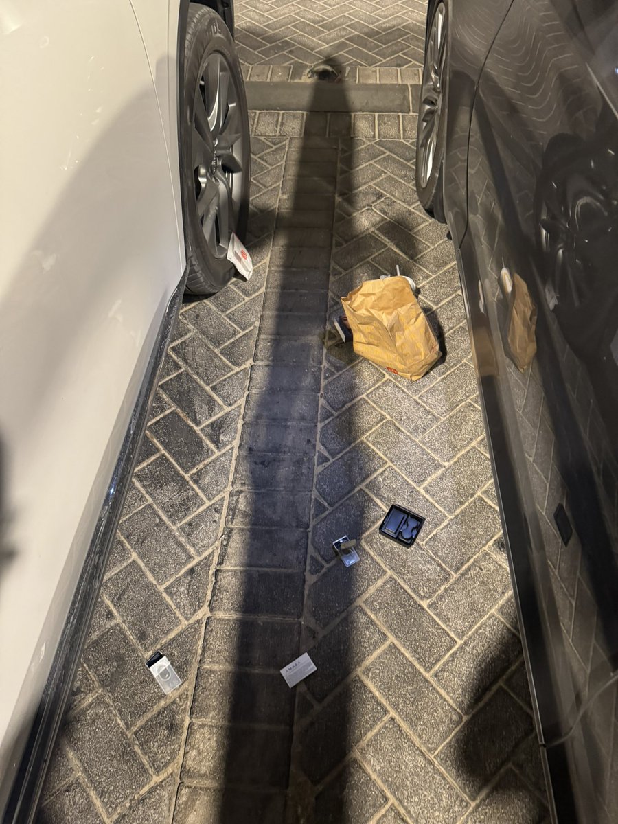 اللي جنبي اكل من ماك وعبى بطنه، بكل بساطة فتح الباب رمى كيسة اكله وعلبة الببسي 

متى نترك تصرفات العالم الثالث هذي، ونكون مسؤولين اكثر ونترك الاتكالية على عمال النظافة انهم ينظفون بعدنا