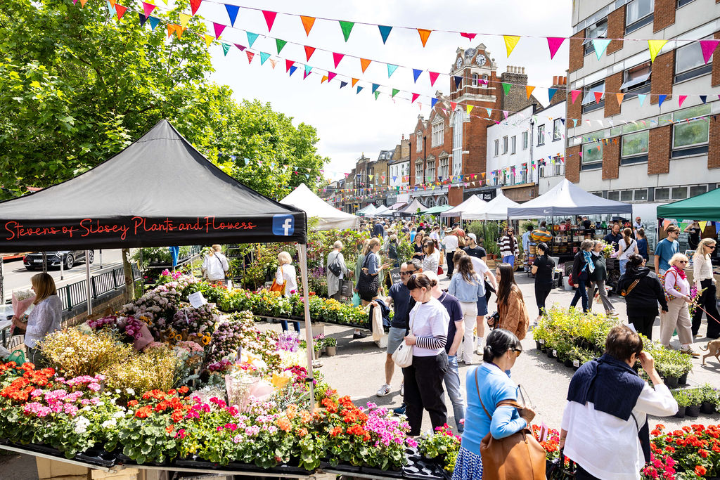 Chiswick Flower Market is on this Sunday.  9am to 4pm.  Old Market Place in Chiswick, West London.  Fab plants and flowers, herbs, pots, botanical art and lots more.  Plus music and a Punch &amp; Judy show at 11am and 12.30pm! 🌸🌼🌺