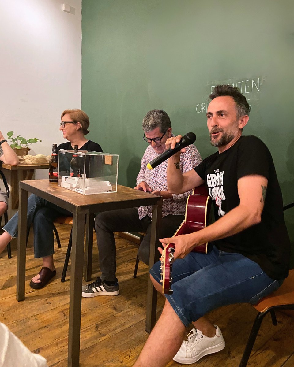 ADCV_com's tweet image. #40ADCV: ‘Bareando’: tornar a trobar-nos, com abans,…però millor🤝
Dins del #40AniversariADCV, hem recuperat una de les històriques activitats...i estem molt feliços!!🌞 En Ubik Café, organitzat per @angelgrafico i Lina Vila, amb @DiegoMir8
🔜Prompte, noves dates...'Bareas'??🫶