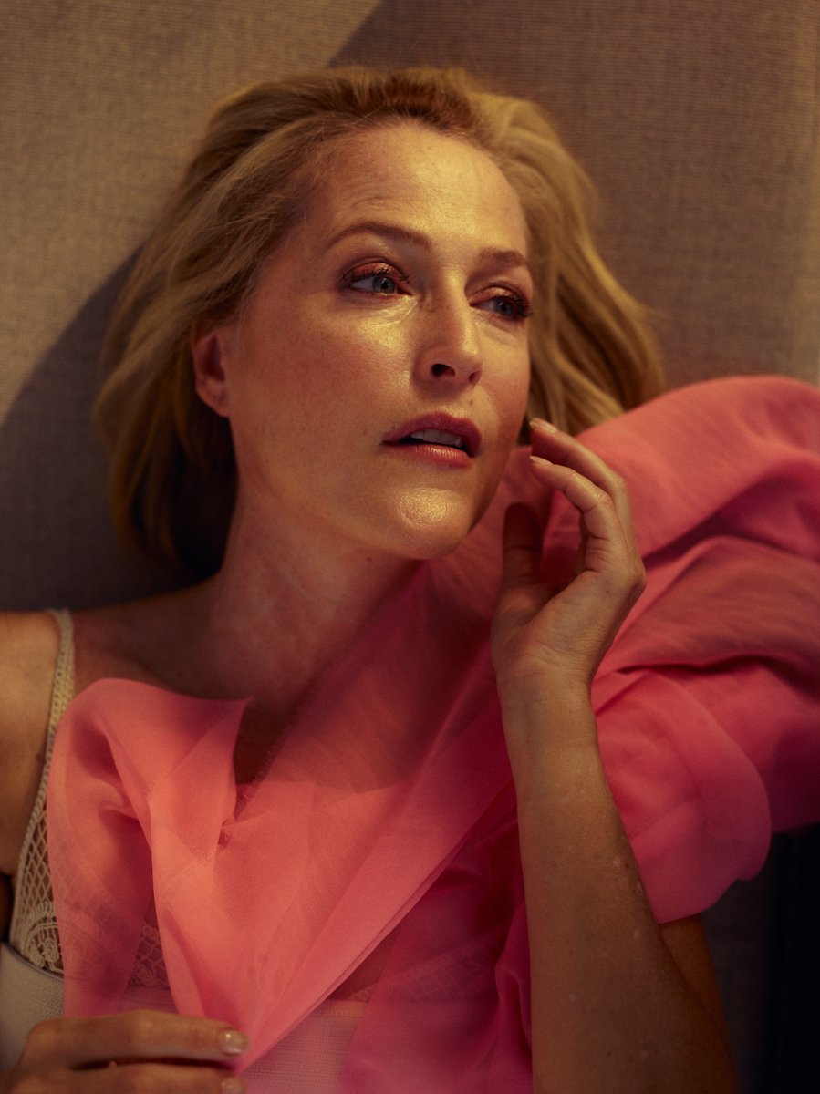 archivegilliana's tweet image. Rare images from Gillian Anderson to The Guardian Saturday Magazine, 2024. 📸