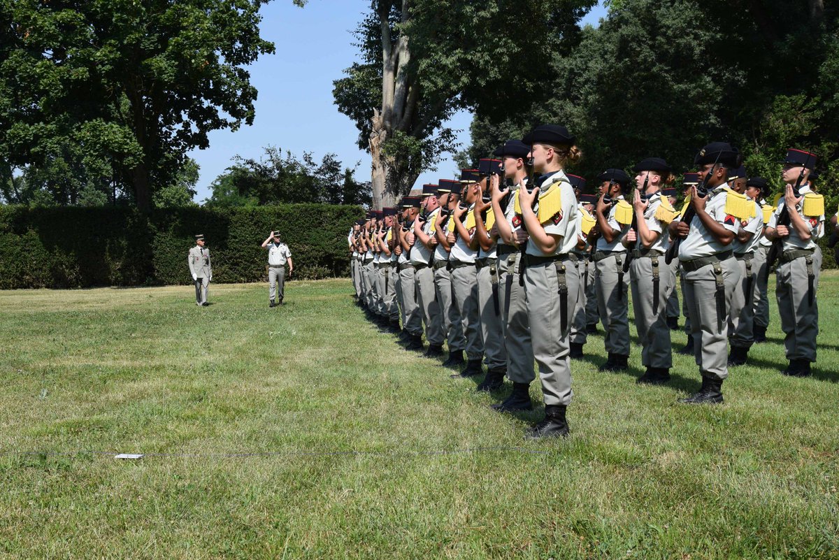 COM6BLB's tweet image. Après deux années à la tête de la 6e compagnie de commandement et de transmissions de marine de la #6BLB, le capitaine Jules a rendu le fanion de la compagnie dans les jardins du château de Dions. Le capitaine Alexandre lui succède en tant que commandant d'unité.