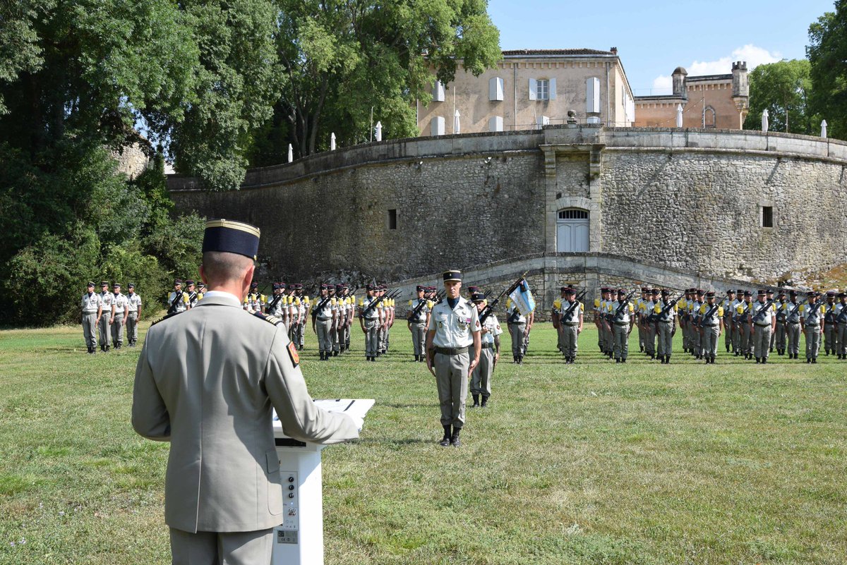 COM6BLB's tweet image. Après deux années à la tête de la 6e compagnie de commandement et de transmissions de marine de la #6BLB, le capitaine Jules a rendu le fanion de la compagnie dans les jardins du château de Dions. Le capitaine Alexandre lui succède en tant que commandant d'unité.