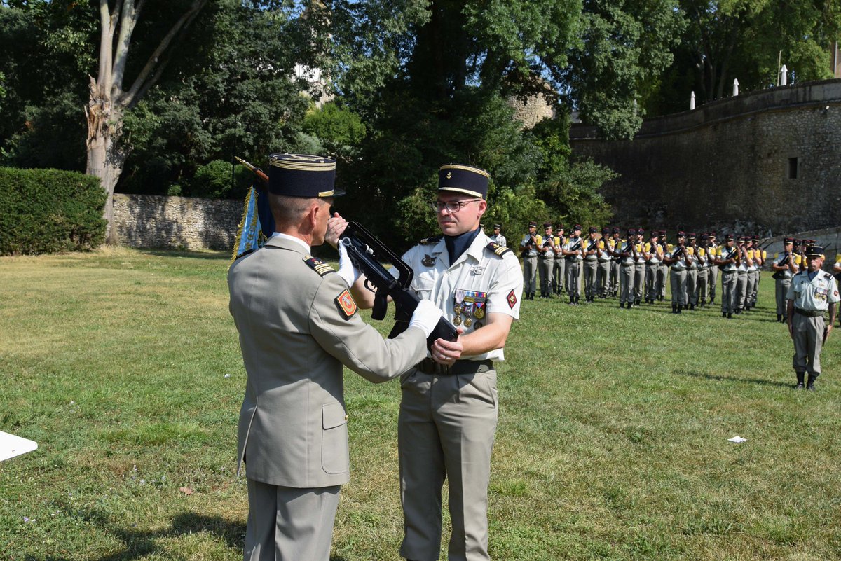 COM6BLB's tweet image. Après deux années à la tête de la 6e compagnie de commandement et de transmissions de marine de la #6BLB, le capitaine Jules a rendu le fanion de la compagnie dans les jardins du château de Dions. Le capitaine Alexandre lui succède en tant que commandant d'unité.
