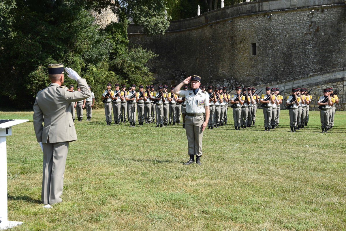 COM6BLB's tweet image. Après deux années à la tête de la 6e compagnie de commandement et de transmissions de marine de la #6BLB, le capitaine Jules a rendu le fanion de la compagnie dans les jardins du château de Dions. Le capitaine Alexandre lui succède en tant que commandant d'unité.