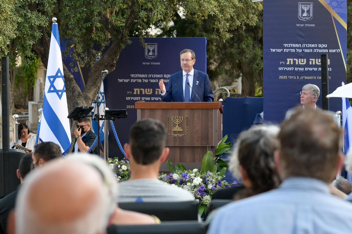 IsraelPresident's tweet image. מתוך דבריו של נשיא המדינה @Isaac_Herzog בטקס האזכרה הממלכתי במלאת שישים שנה לפטירתו של ראש הממשלה משה שרת:
״הישגו הגדול ביותר של משה שרת היה החלטת האו"ם בכ"ט בנובמבר 1947, שהיא גם ההישג המדיני החשוב בתולדות הישוב העברי.
היום, בשעה שאנחנו זוכים לקדש את זכרו של אחד מענקי…