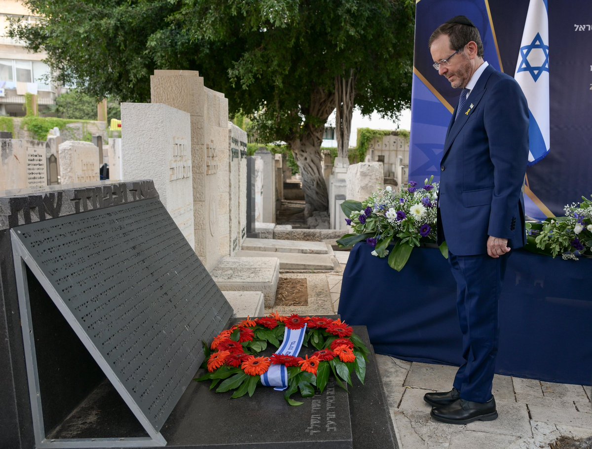 IsraelPresident's tweet image. מתוך דבריו של נשיא המדינה @Isaac_Herzog בטקס האזכרה הממלכתי במלאת שישים שנה לפטירתו של ראש הממשלה משה שרת:
״הישגו הגדול ביותר של משה שרת היה החלטת האו"ם בכ"ט בנובמבר 1947, שהיא גם ההישג המדיני החשוב בתולדות הישוב העברי.
היום, בשעה שאנחנו זוכים לקדש את זכרו של אחד מענקי…