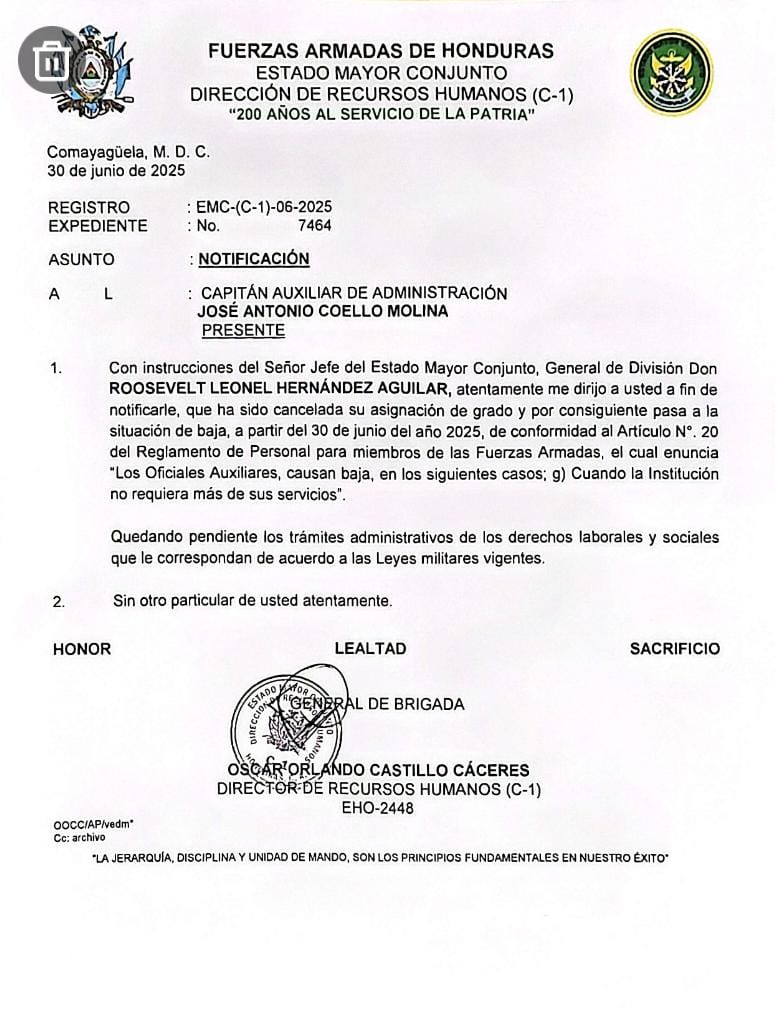 RCVHonduras's tweet photo. #ATENCIÓN 🚨El capitán José Antonio Coello Molina, con una carrera militar intachable, fue dado de baja de forma abrupta y sin explicación clara por orden del jefe del Estado Mayor Conjunto, general Roosevelt Hernández. La medida se interpreta como una represalia contra la candidatura y las opiniones críticas de su esposa, Saraí Espinal, aspirante a diputada por el Partido Liberal. Este acto evidencia un preocupante patrón de censura y utilización política de la institución armada.   #RCVNoticias

Más información https://t.co/hJQu8RXOgg