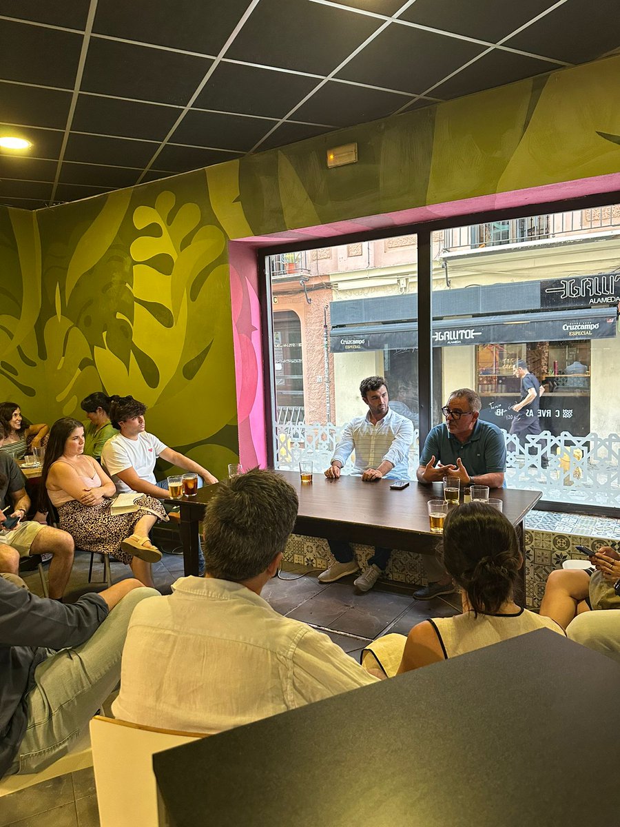 🍻 <a href="/beerspolitics/">Beers&Politics</a> volvió el lunes a #Sevilla y contó con <a href="/dhijon/">David Hijón</a>, CEO de Dialoga Consultores, para hablar sobre cómo los datos son la base fundamental de toda estrategia.

Gracias a Juan Manuel Barrios por la organización. ¡Nos vemos en la próxima!