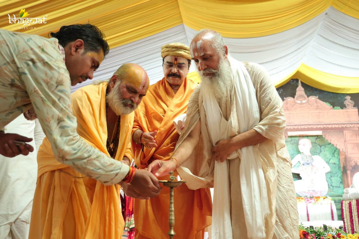गुरु पूर्णिमा महोत्सव के पावन पर्व पर पूज्य गुरुदेव के श्रीमुख से श्री धाम वृन्दावन में पूज्य संतों की पावन सन्निधि मैं आज से श्रीमद्भागवत कथा का शुभारंभ हुआ। आप सब भी वृंदावन पधारकर उत्सव के साक्षी बनें अथवा Vrajras Productions के youtube Channel पर कथा का सीधा प्रसारण प्रतिदिन