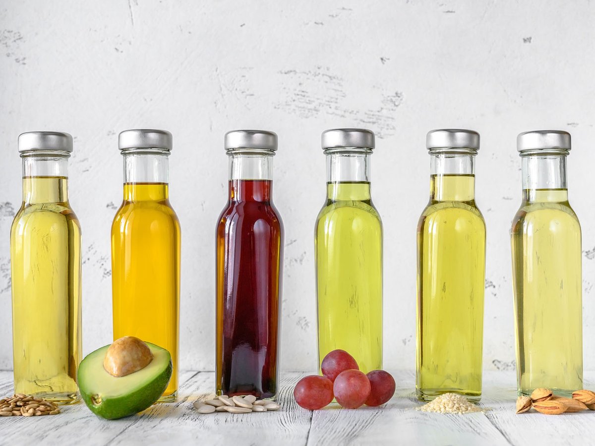 Rethink cooking oils! High omega-6 in common vegetable oils can harm health &amp; the planet. Choose wisely! #HealthyEating #SustainableChoices drweil.com/diet-nutrition…