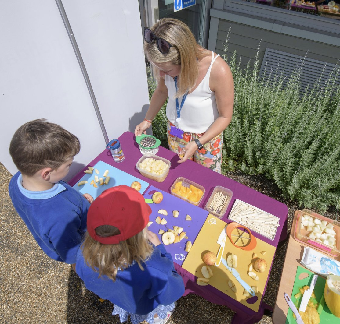 nyorkstogether's tweet image. The FEAST team has been out in the community the last few weeks, sharing the FEAST programme, as well as celebrating some wonderful organisations in North Yorkshire. 

#HAF2025 #dfe #FEAST
@educationgovuk