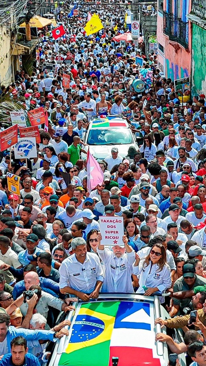 Vou repetir porque, conforme diria a Vedete de Santo Amaro, esta imagem é por demais forte simbolicamente Para eu não me abalar.

Um presidente da República, numa das maiores festas populares , segurando um cartaz sobre taxação dos ricaços é pra ser reproduzida até cansar o dedo.