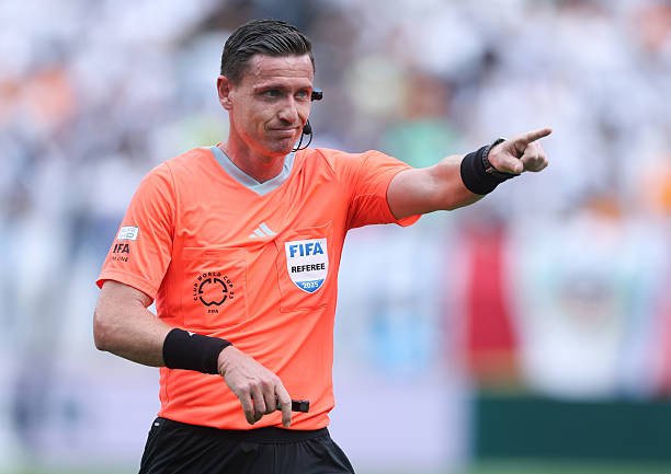 le_faviere's tweet photo. 🇪🇸  Real Madrid x B. Dortmund  🇩🇪 - 17h

•  Árbitro: Ramon Abatti Abel (4.0).
•  Cartões dos times: 1.0 x 2.0.

Teste de fogo pelo elogiado internacionalmente árbitro brasileiro. 

#RMAxBVB | #FIFACWC https://t.co/8U2z937T0o