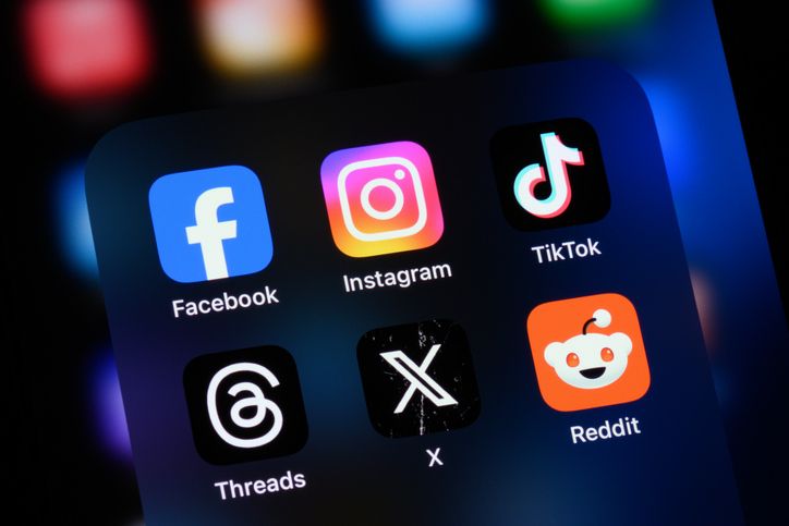 mydocwire's tweet image. TikTok skin care for kids may be harming—not helping.

Findings: 

🚫 Only 26% used SPF
⚠️ 11+ irritating actives/video
🤳 Often push “lighter, brighter” skin ideals

Is this beauty or harm disguised as health?

buff.ly/2MyPSMF 

#Skincare #Pediatrics #TikTok