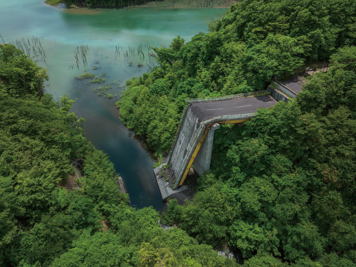 toshibo｜書籍『8月32日』｜廃墟と写真 tweet media