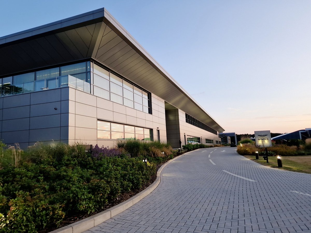 De dag afgesloten bij Aston Martin, waar we een rondleiding kregen door de fabriek. Op de immense afdeling waar overdag 200 ontwerpers zitten te werken, was op vrijdagavond nog één man te vinden. Adrian Newey zat nog in zijn kantoortje achter een grote tekentafel. #F1 #BritishGP