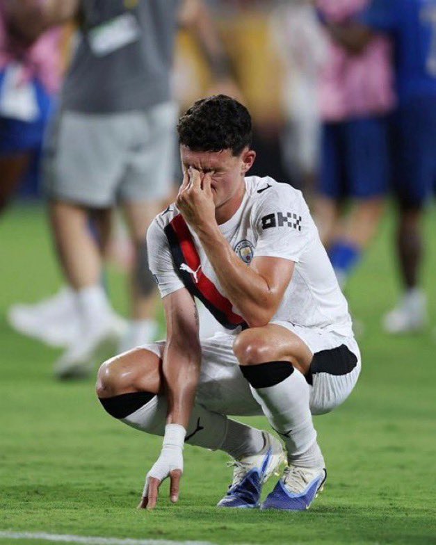 لا بأس، بعض البكاء فيه شفاء ..

كثيرون قبلكم جعلهم #الهلال والهلاليون يبكون، إنه مشهد يتكرر دائمًا، لذلك لا حرج عليكم، الكل يفهم ذلك ويتفهمه.

جولة سريعة في أرشيف الذاكرة، وستجدون آلاف اللقطات للاعبين «بكل اللغات واللهجات» انهاروا حزنًا، وانهمروا دمعًا، بسبب هذا «الأزرق المكين»!