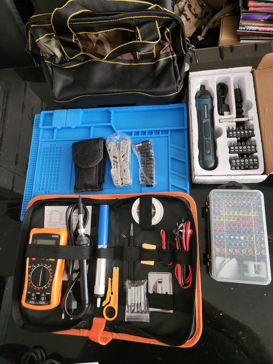 HwarangContact's tweet image. #HwarangWarriors #DroneOperators #UkraineWar #PowerBank #SolarPowerBackedPowerBank 
We have a few surplus tech tool kits and we wish to provide them to units of Armed Forces of Ukraine. Only those who operate drones and in need of this kit need to apply. We will have a couple of…