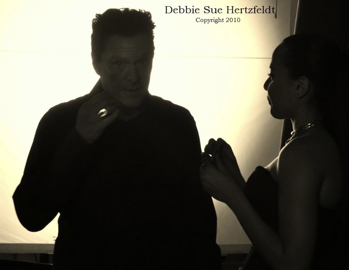 JANESANTOSC's tweet photo. Years ago, I had the unforgettable honor of working alongside Michael Madsen — an experience that marked the beginning of my acting journey in the U.S.

Today, I’m heartbroken by the news of his passing. His presence, voice, and artistry left a deep mark on the world of cinema and on everyone who had the privilege of sharing space with him.

Thank you, Michael, for your legacy, your power, and your light.
You will be missed — and remembered always.

🎬 In loving memory
#MichaelMadsen #Legacy #Tribute #Gratitude #UnforgettablePresence

____________________________________
Hace años tuve el honor inolvidable de trabajar junto a Michael Madsen, en una experiencia que marcó el inicio de mi camino como actriz en Estados Unidos.

Hoy recibo con profunda tristeza la noticia de su partida. Su presencia, su voz y su arte dejaron una huella imborrable en el mundo del cine y en todos los que tuvimos el privilegio de compartir espacio con él.

Gracias, Michael, por tu legado, tu fuerza y tu luz.
Siempre serás recordado y profundamente extrañado.

🎬 En memoria
#MichaelMadsen #Legado #Tributo #Gratitud #PresenciaInolvidable
