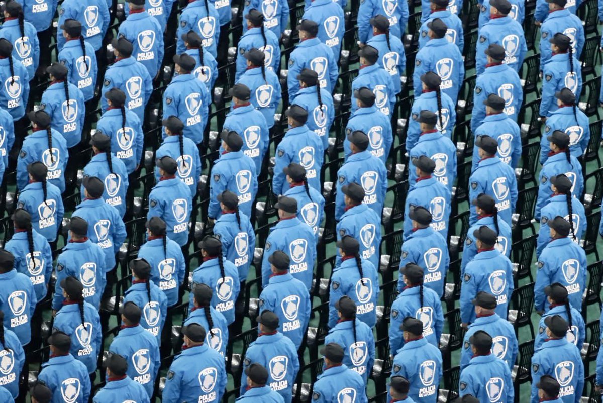 PoliciaCiudadBA's tweet image. 885 nuevos policías, 885 nuevos compromisos con la Ciudad 👮🏻♂️👮🏻
La XIII Promoción se formó con excelencia y egresó del Instituto Superior de Seguridad Pública. Saldrán a la calle con una misión clara: proteger a los vecinos y hacer cumplir la ley.
Estamos para cuidarte.