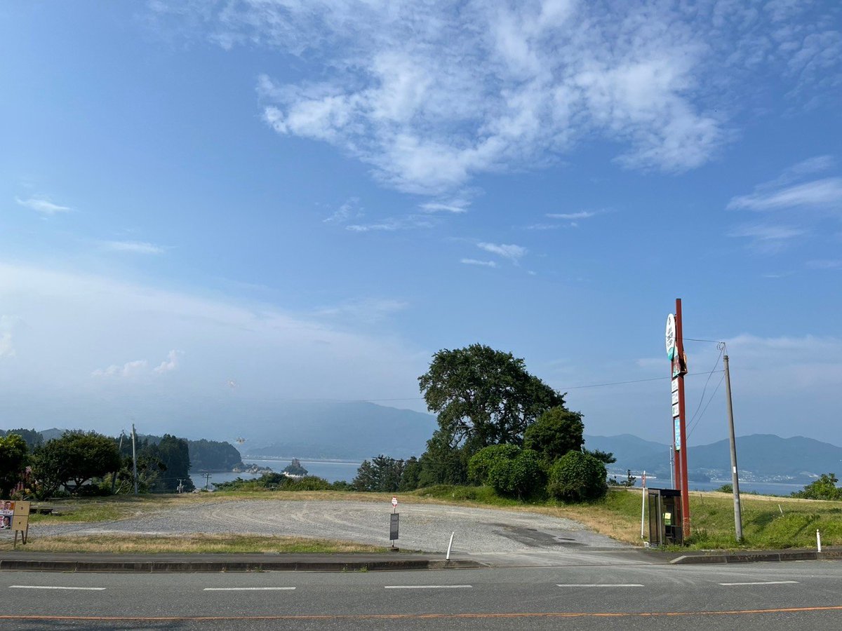 HotelSanyoJP's tweet photo. July 4th is Pear Day in Japan. 🍐
In front of our hotel stands a wild pear tree, over 100 years old with a 3.3m trunk.
It’s started bearing fruit again this year — a key part of our view.
#Rikuzentakata #PearDay #WildPear #Iwate https://t.co/gEzHrJusyt