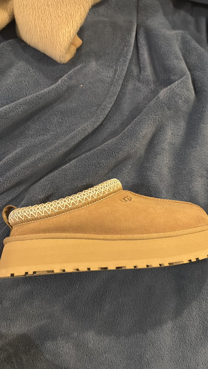 Okay so my parents went on a trip and I asked them to bring me Ugg boots imma attach a pic, but they brought me this uggs and like I don’t wanna be ungrateful but I hate them 😭 HELP WHAT DO I DO!!
(I asked for the boots bc we are going to Colorado in December)