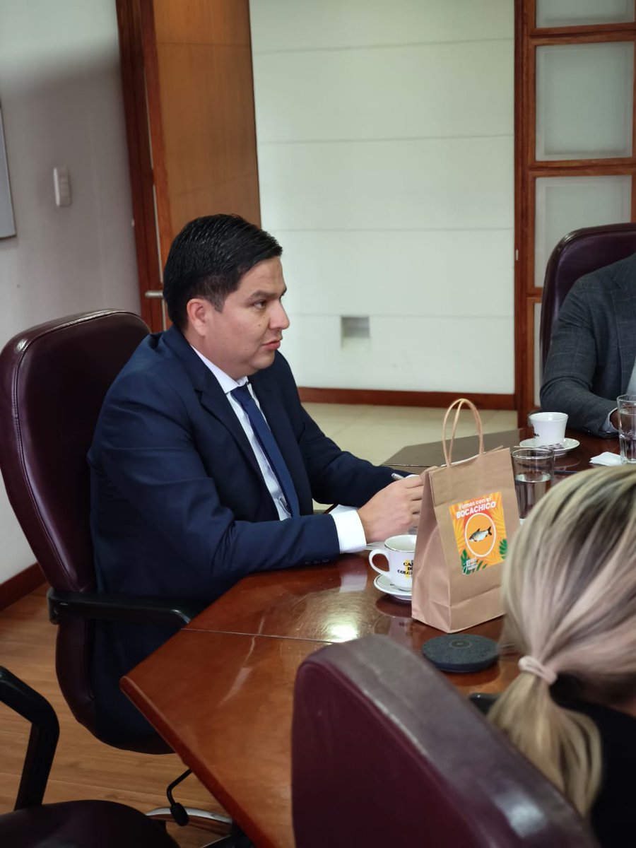 IPSEnergiaZNI's tweet image. En el @MinEnergiaCo, junto al viceministro Jorge Cristancho y el @FondoFenoge, presentamos la oferta institucional del sector energético a representantes de las #CITREP ⚡

Desde el @IPSEnergiaZNI  seguimos promoviendo soluciones para los territorios que más lo necesitan. 🤝