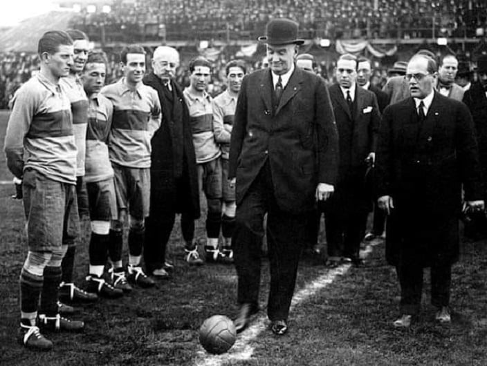 @evashkroeva El Presidente Marcelo T. de Alvear dando el puntapié inicial en la inauguración del estadio del club Boca Juniors en Brandsen y Del Crucero