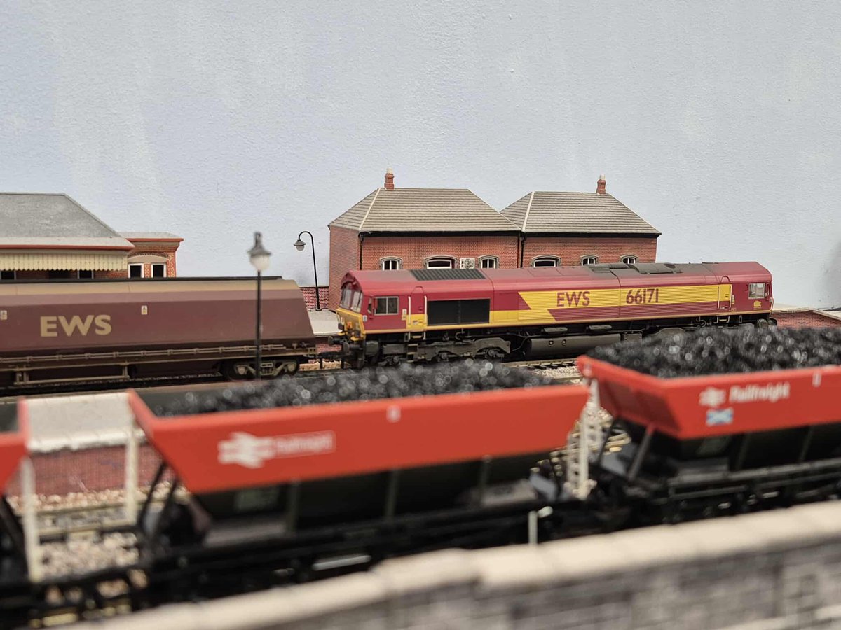 Oh how coal haulage changed from the HEAs of the 80s to the HTAs of the 00s....