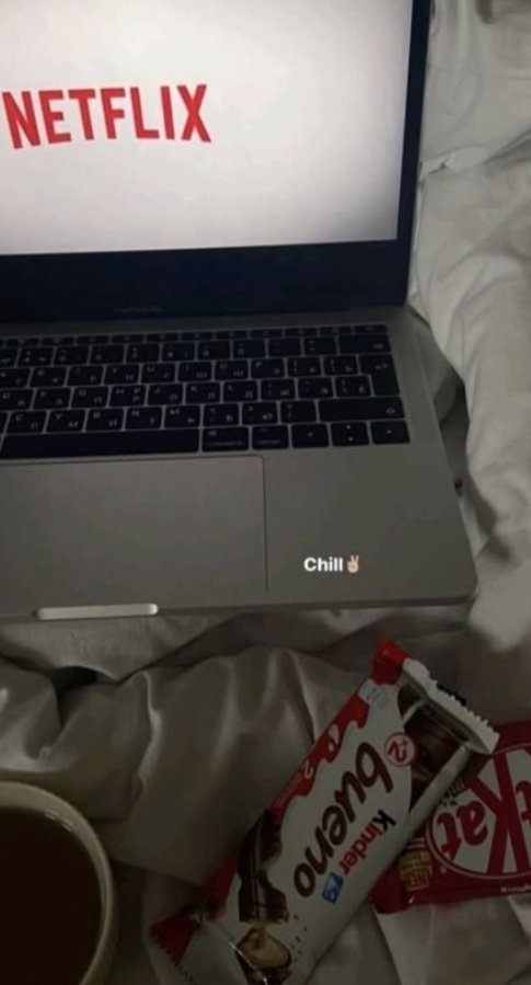 أجمل هدية يمكن أن تهديها لنفسك ليست هاتفًا جديدًا،  ولا ساعة فاخرة، ولا حقيبة باهظة الثمن، ولا أي شيء مادي، بل الهدية الثمينة هي راحة بالك، هي سكينة قلبك، هي أن تُطفئ ضجيج العالم من حولك، وتختار أن تعيش بسلام.  

#ليلة_هادئة_أحلام_سعيدة 
#Netflix_Now🔥