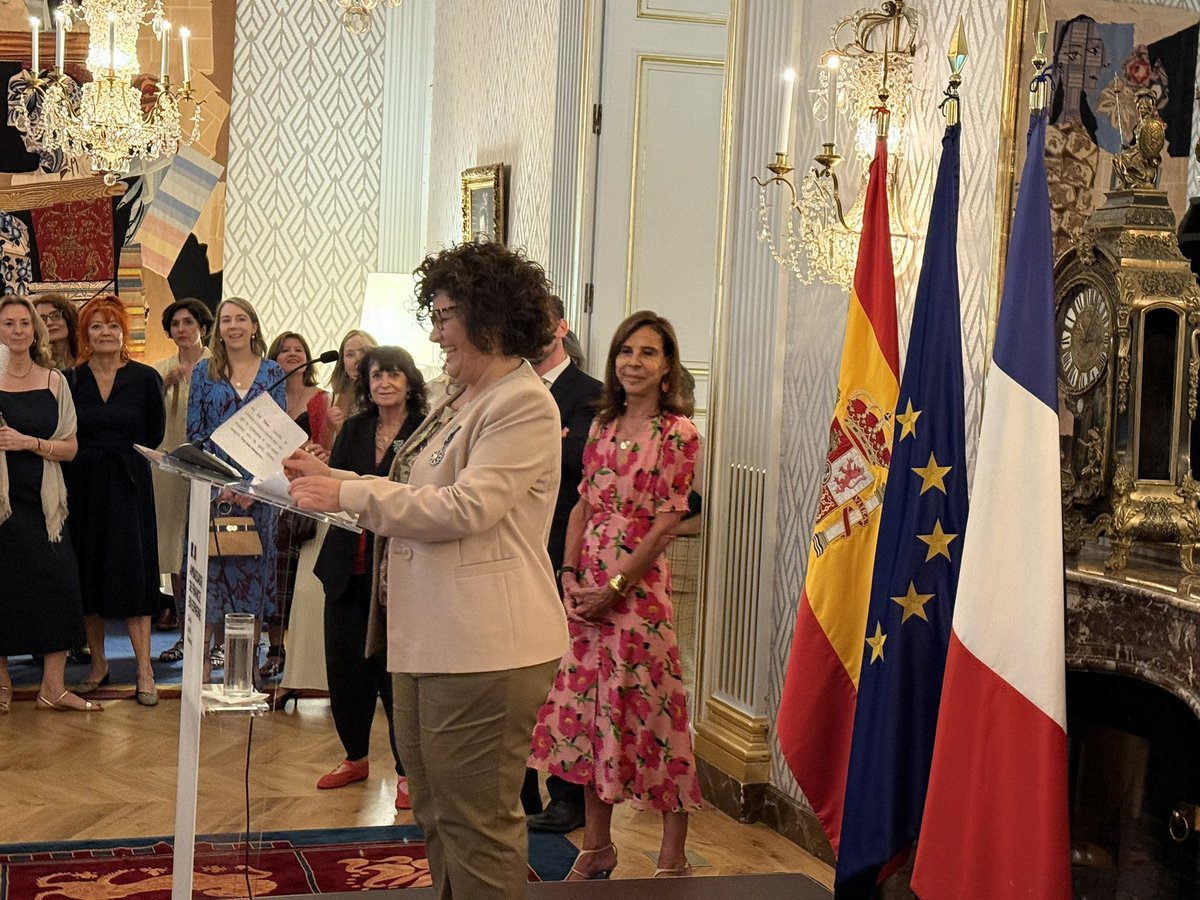 amoral07's tweet photo. Muy Feliz por la distinción como “Chevaliers dans L’ Ordre des Arts et des Lettres’ de la República Francesa que impuso esta tarde la Embajadora de Francia a dos grandes agitadores culturales, además de buenos amigos: #ValerioRocco e #IsabelFuentes, directores respectivamente del @cbamadrid y @CaixaForum
Enhorabuena🍾🥂