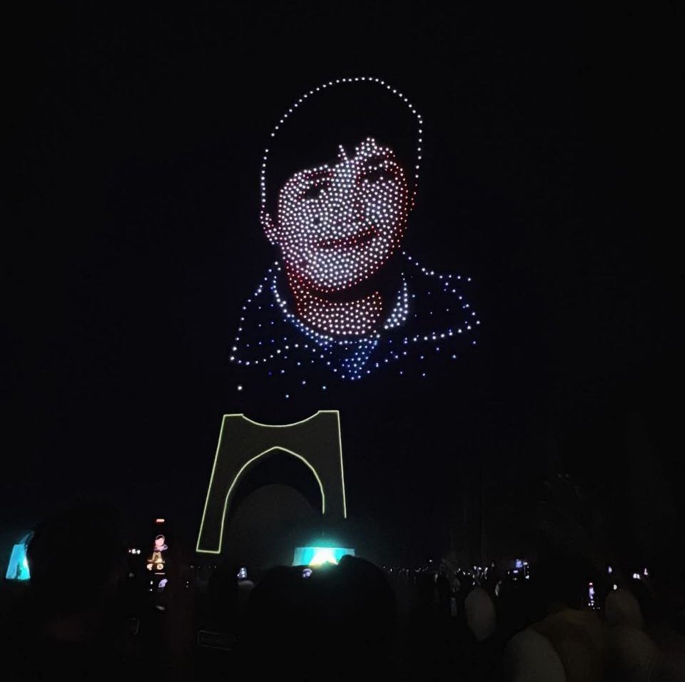 Mdo091's tweet image. Seeing Hamza Al-Khateeb's image formed by drones during the virtual identity ceremony overwhelmed me with emotion. This innocent child perished under torture in the Assad regime's dungeons…I cannot fathom the agony he endured. His suffering became the spark that ignited Syria's…