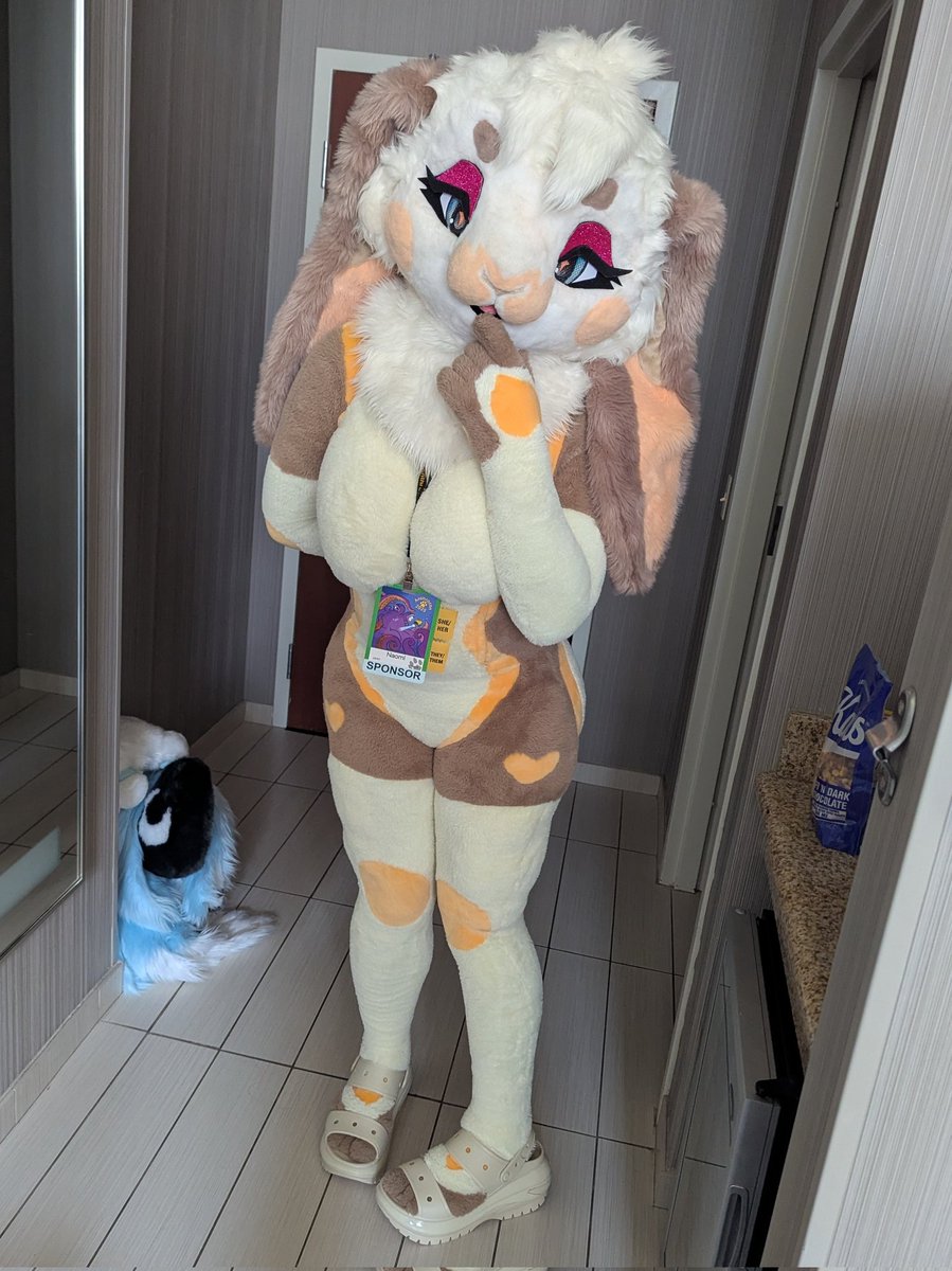 I'm heading out right now at #Anthrocon !! Come say hi~~ 😊❤️