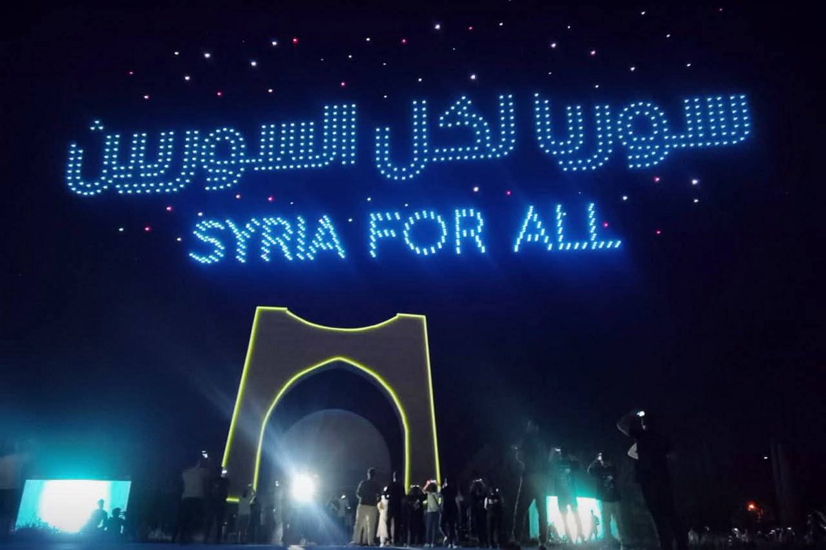 النسر السوري محلقاً بـ 14 ريشة كل واحدة منها تمثل محافظة سورية
وكل ريشة تروي حكاية من المجد والصمود لـ 14 سنة ثورة .