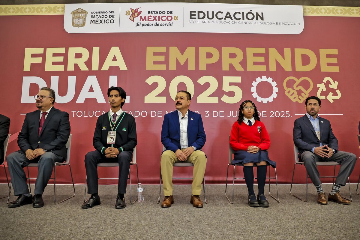 ✨✏️ Con #EmprendeDual2025 integramos la formación académica y el emprendimiento de los estudiantes de media superior. 

📚 El Srio. Miguel Hernández reconoció la creatividad en la elaboración de 36 proyectos de impacto ambiental, tecnología e innovación y responsabilidad social