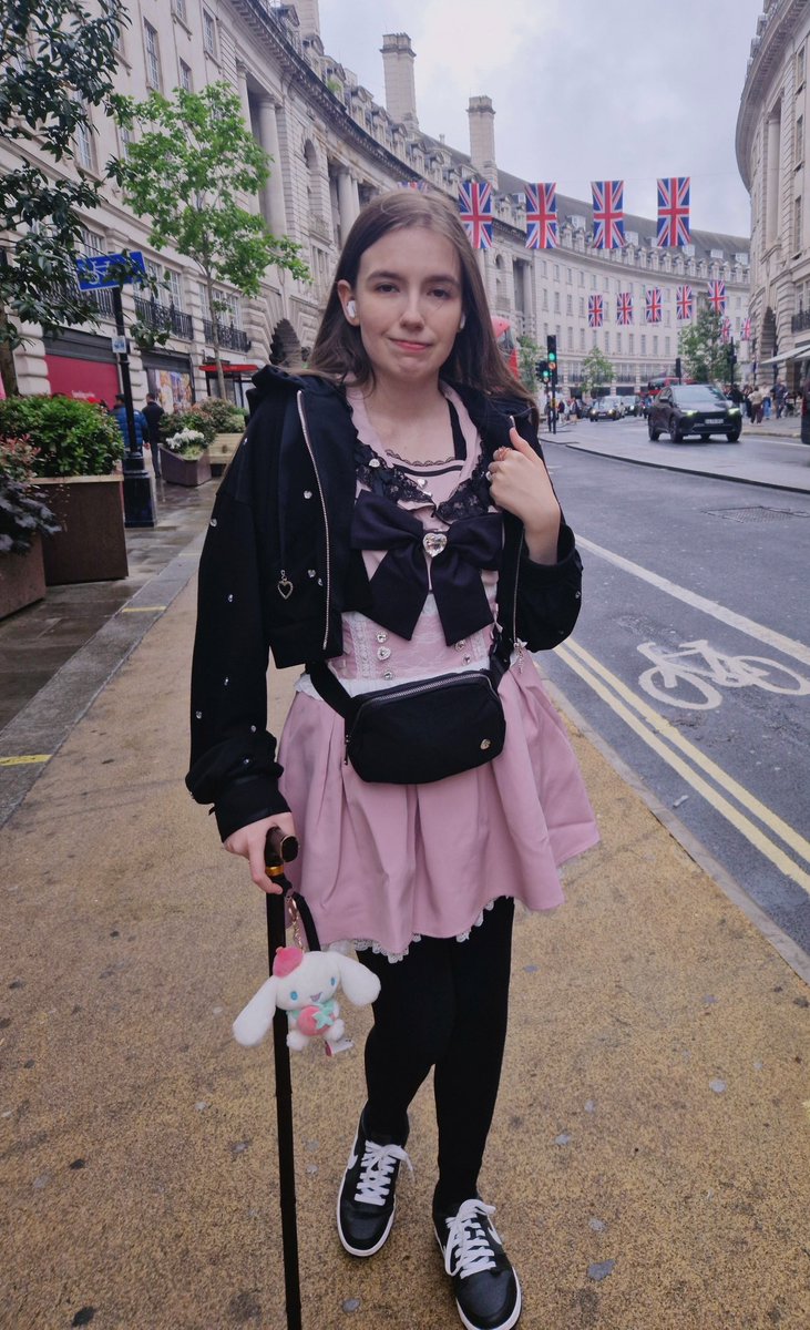 ComfyNekoElla's tweet image. pics from my london trip!! i went in may for my birthday :) i liked my outfit here so thought i’d share🫶