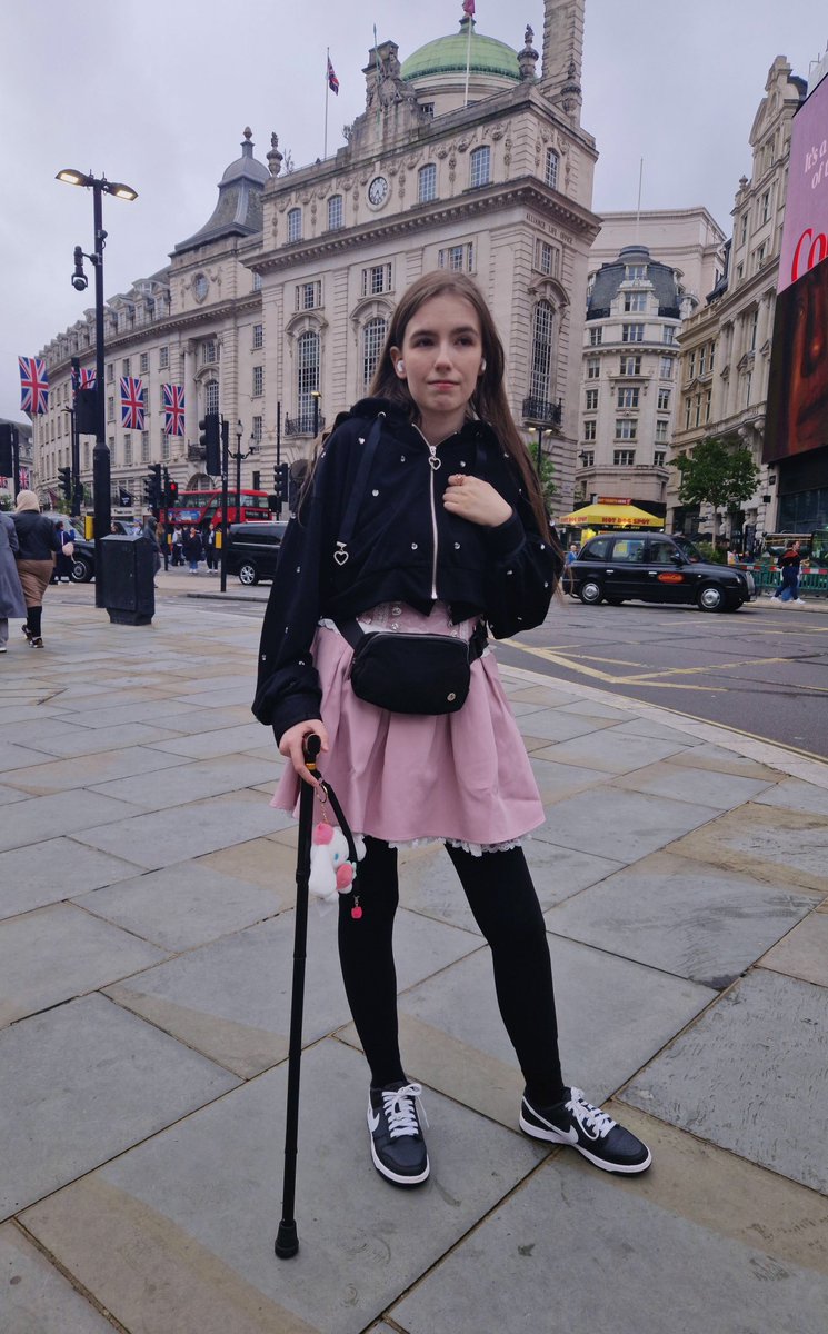 ComfyNekoElla's tweet image. pics from my london trip!! i went in may for my birthday :) i liked my outfit here so thought i’d share🫶