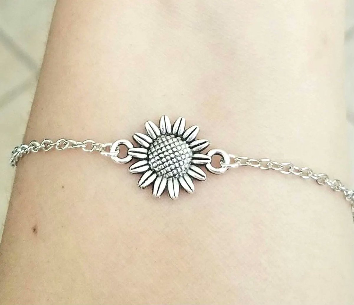 Silver Sunflower Anklet, Sunflower Charm Anklet
#jewelry #anklet #anklets #anklebracelet #anklebracelets #sunflower #sunflowers #sunfloweranklet #sunfloweranklets #handmadejewelry #handmade #handmadeanklet #etsy #summer #summervibes 

 etsy.me/4co87zk via <a href="/Etsy/">Etsy</a>