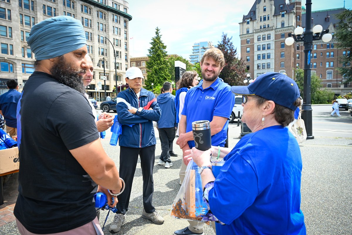 UFCW_1518's tweet image. Uber drivers from Greater Victoria gathered today to celebrate a historic win: becoming members of our union! We’re honored to welcome them to the UFCW 1518 family. They’ve made history as the first unionized Uber drivers in Canada, and now we're ready to back them up. 🎉