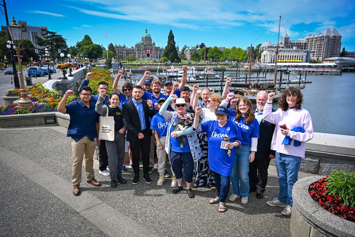 UFCW_1518's tweet image. Uber drivers from Greater Victoria gathered today to celebrate a historic win: becoming members of our union! We’re honored to welcome them to the UFCW 1518 family. They’ve made history as the first unionized Uber drivers in Canada, and now we're ready to back them up. 🎉