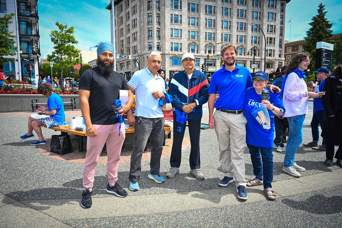 UFCW_1518's tweet image. Uber drivers from Greater Victoria gathered today to celebrate a historic win: becoming members of our union! We’re honored to welcome them to the UFCW 1518 family. They’ve made history as the first unionized Uber drivers in Canada, and now we're ready to back them up. 🎉