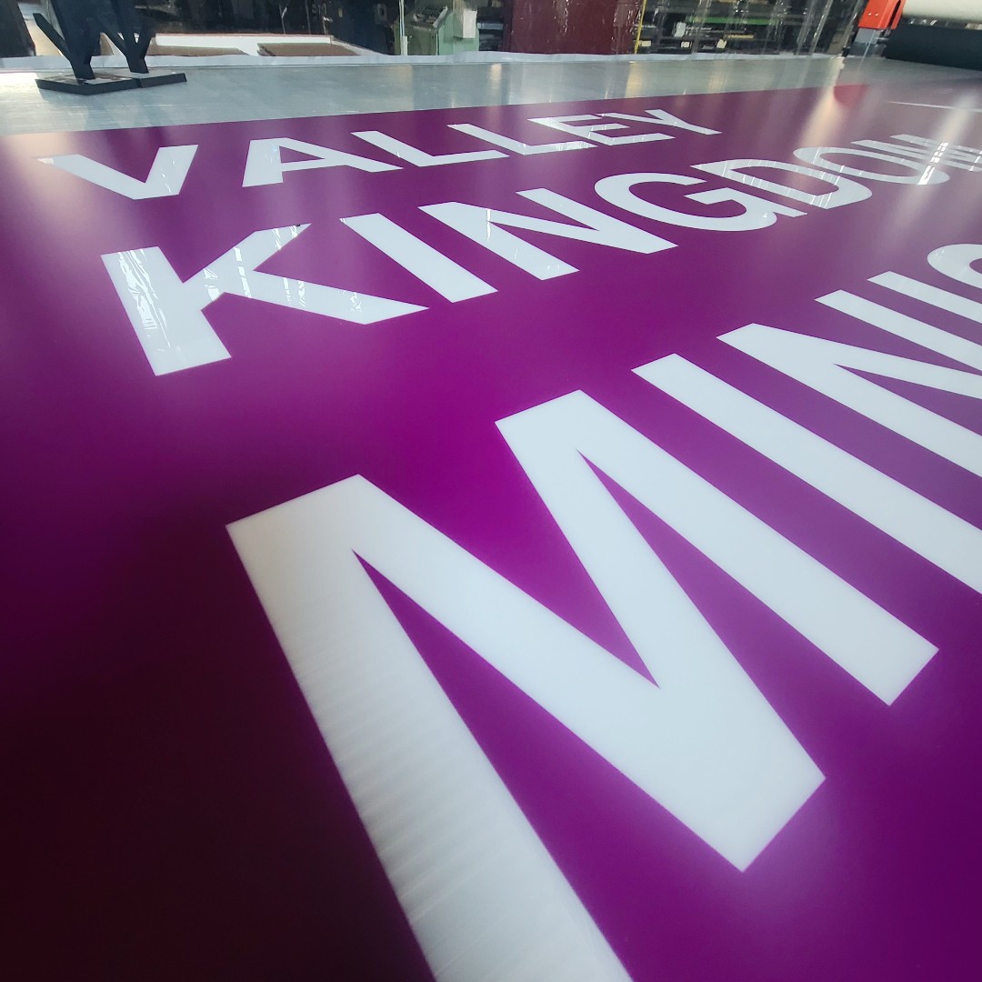 OmegaSignChicag's tweet image. 🎨✨ Elevate your signage game with innovative vinyl layering techniques! 🌟 From eye-catching gradients to textured effects, layering can transform ordinary signs into extraordinary ones. 🖌️💡 🚀 #SignageDesign #Vinyl