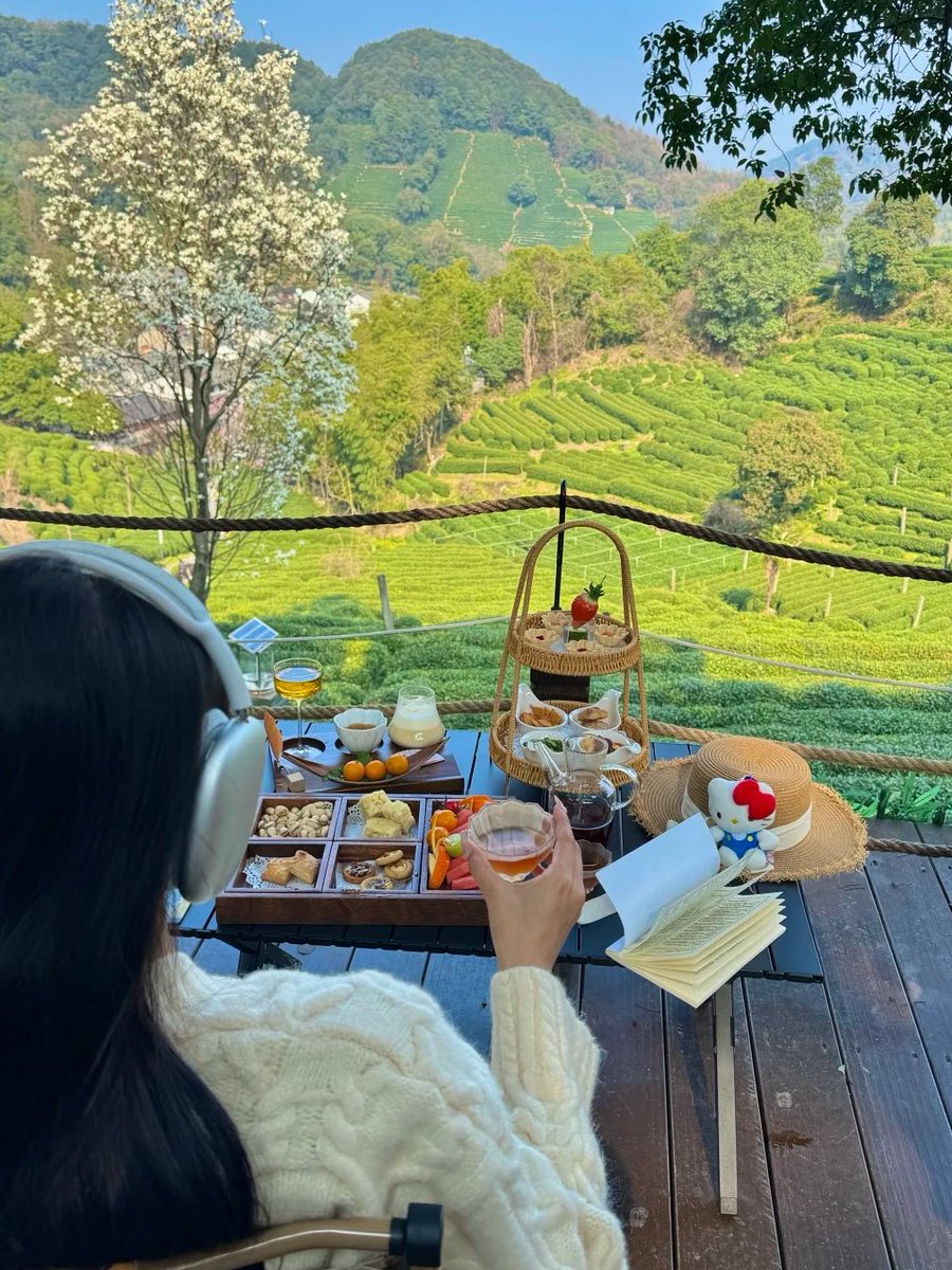 maya334586's tweet photo. Finding tranquility in the heart of a tea plantation, where every sip tells a story. 🍃☕#TeaLovers #ScenicViews #Relaxation https://t.co/XeTPUJXmKJ
