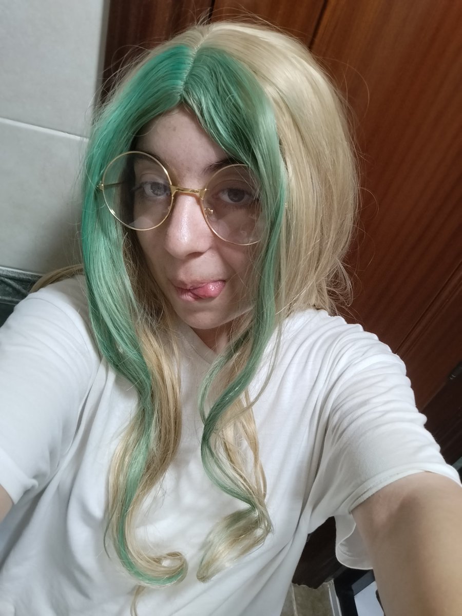 Noah_Ax0ner's tweet image. Después de estar literalmente 2 horas pintando las mechas , finalmente puedo decir que tengo la peluca de Dhalia acabada para una pequeña quedada grupal de Cosplay de adoma este mes, siento que quedó bien 🥹✨ @Reah_Ofi @kalimox0 #ADOMA